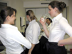 Servicepersonal: junge Frauen in weißen Blusen in der Küche vor ihrem Auftritt
